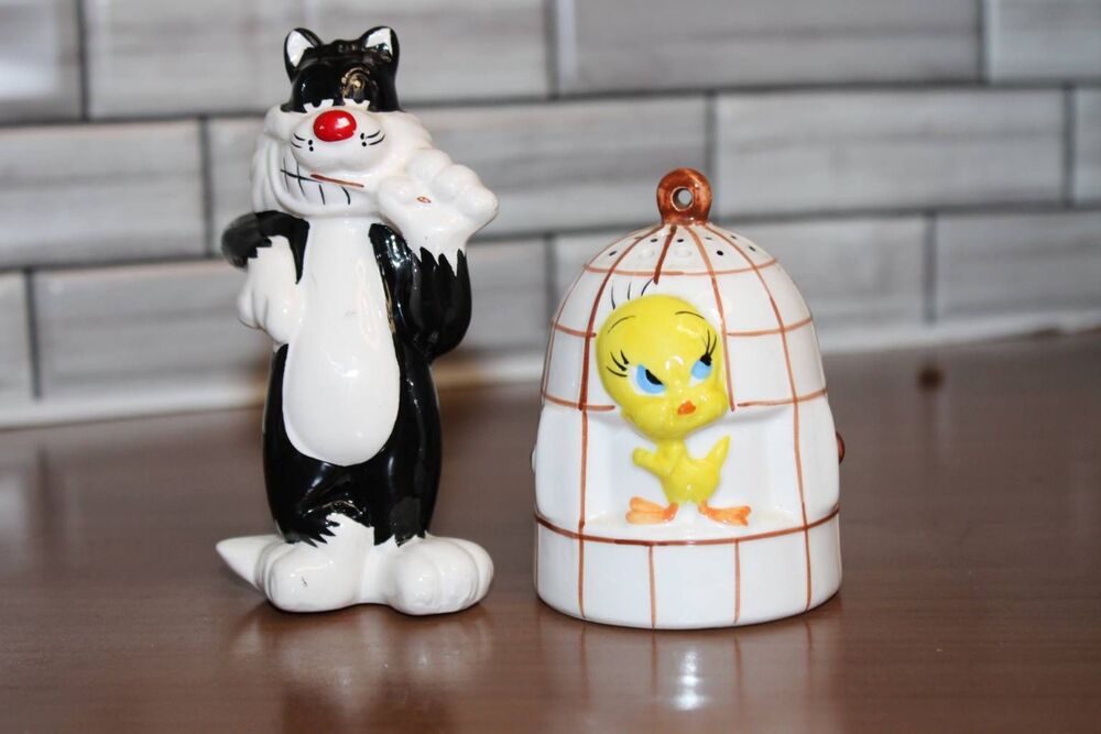 Vintage Warner Bros Tweety and Sylvester Ceramic Salt & Pepper shakers